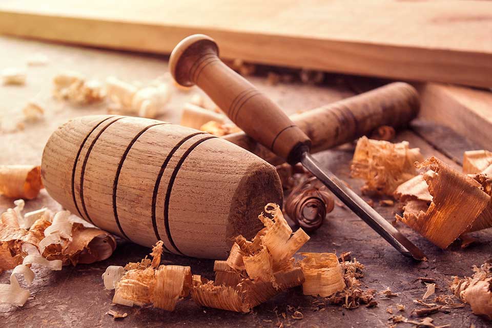 Hammer und Hobel – Handbearbeitung der Dielen